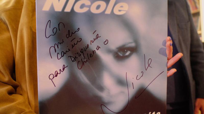 Nicole autografió uno de sus vinilos en Disquería Chilena de SCD / 13C