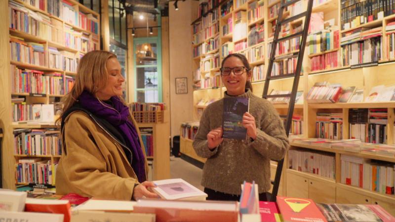 Nicole y Mai Canales, dueña de Librería Azafrán del MUT / 13C