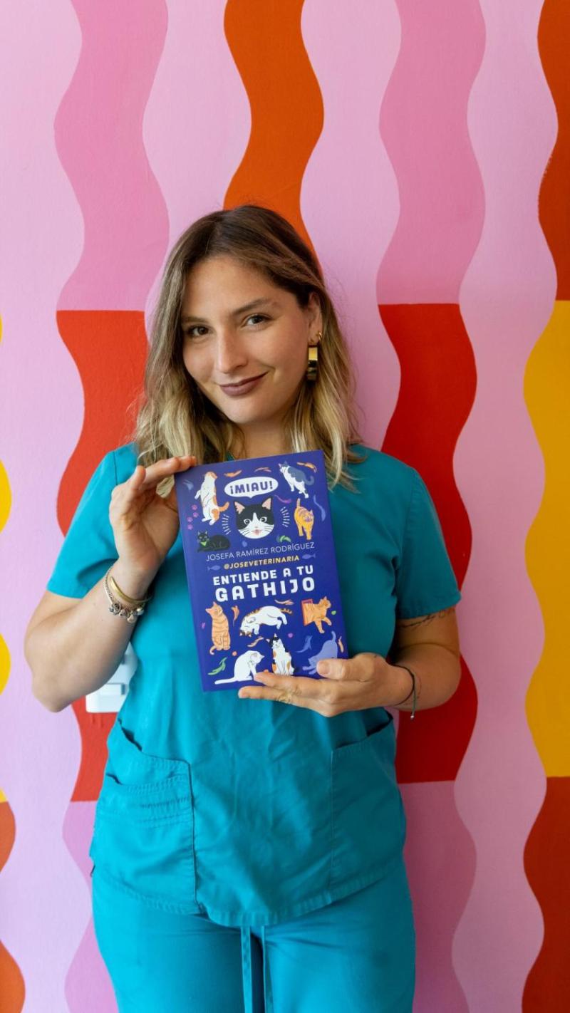 Josefa Ramírez junto a su libro "Entiende a tu gathijo" / Instagram