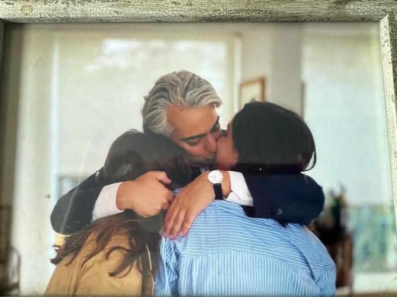 Esposo de Karen, Marco Enríquez-Ominami, junto a sus hijas | Instagram