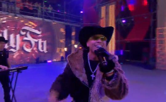 Toly Fu en "Tu gira Crush".