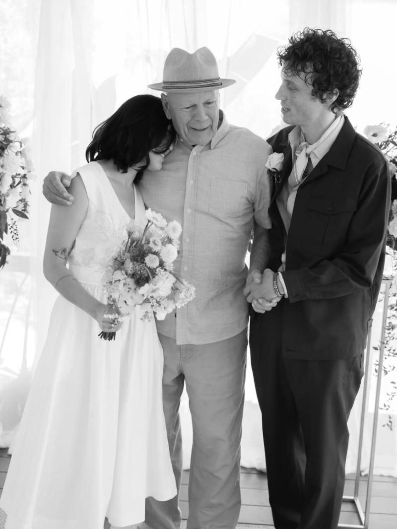 Bruce Willis y los novios @voguemagazine