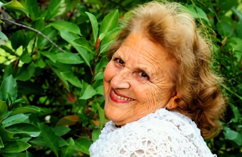 Sergio Freire despide a Hilda Cabezas, excolaboradora del Club de la Comedia.