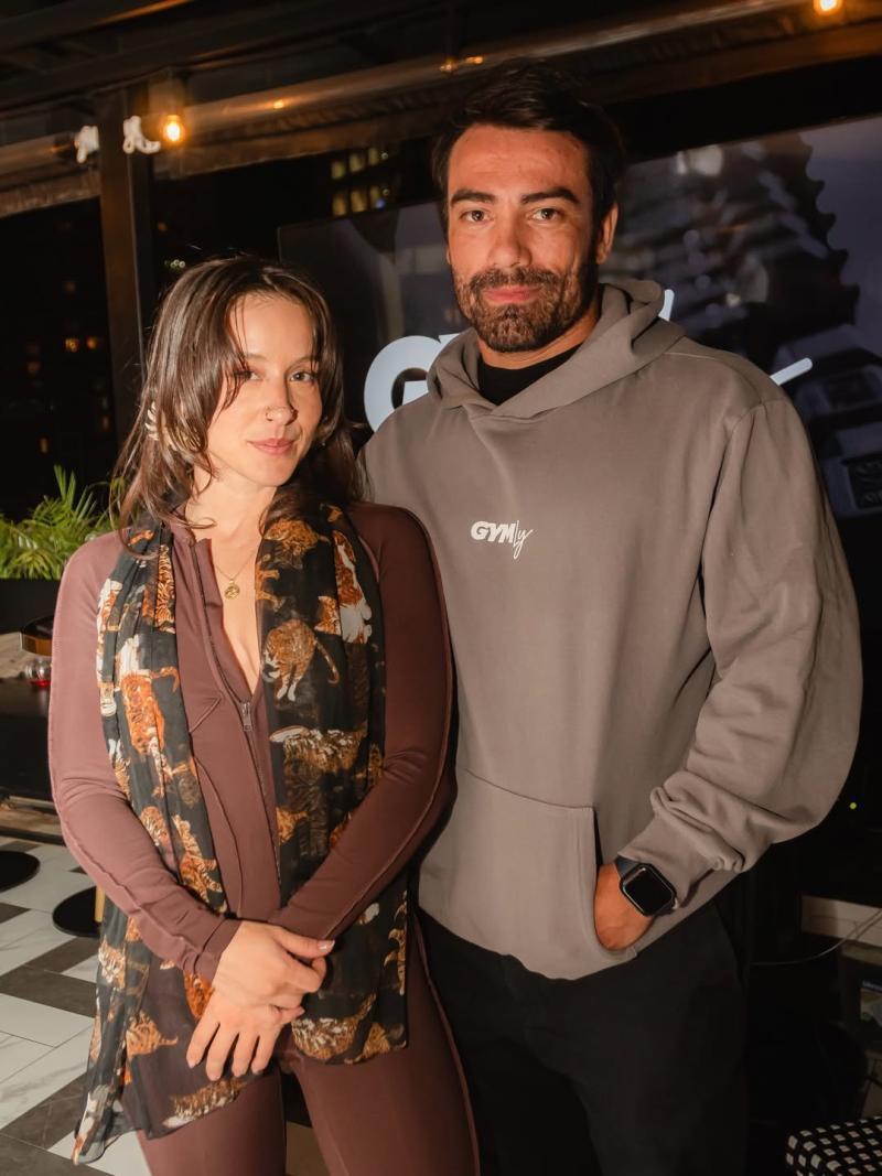 Denise Rosenthal y su pareja fotografiados en un evento realizado en diciembre 2025 | Instagram