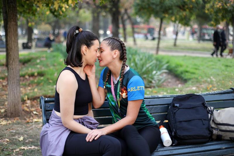 Más enamoradas
