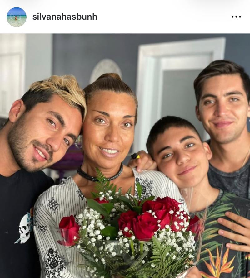 Antigua foto de Silvana Hasbún junto a sus hijos - Instagram