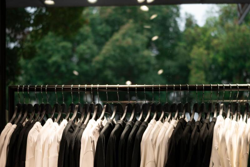 Tienda de ropa dark - Pexels.