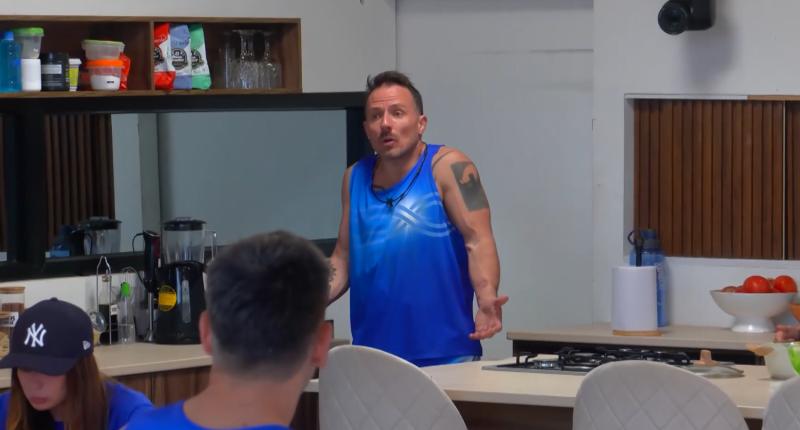 Gonzalo Egas discutiendo con su equipo / Canal 13