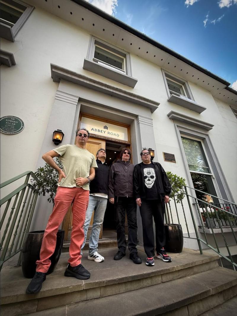 Los Tres en Abbey Road. Créditos: Universal Music Chile.