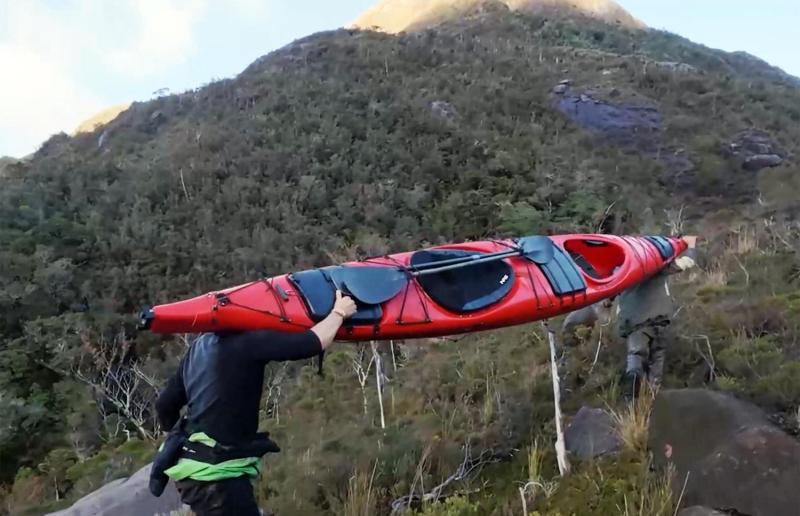 El Clan se aventura en los fiordos de la Patagonia en kayak / Canal 13