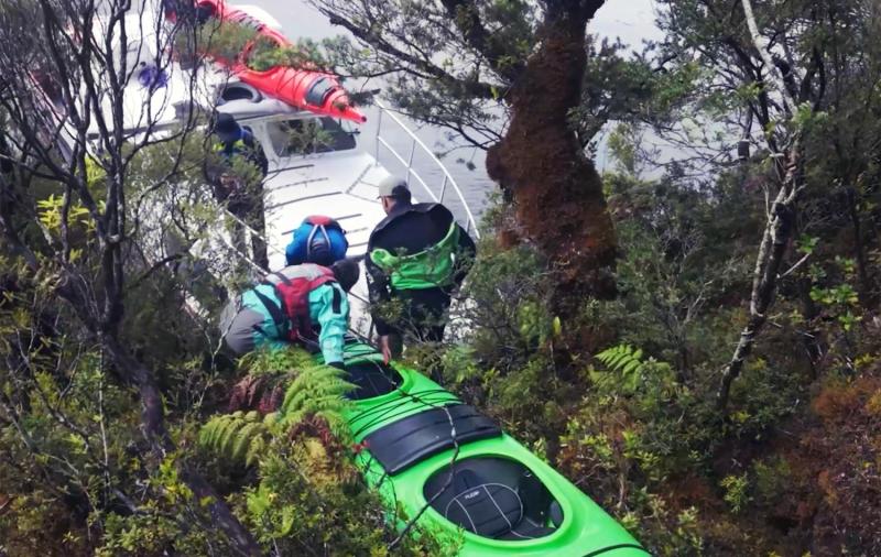 El Clan se aventura en los fiordos de la Patagonia en kayak / Canal 13