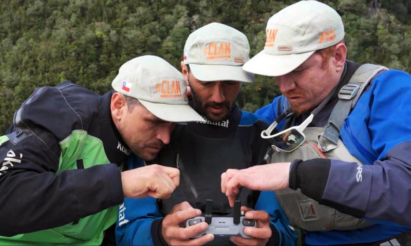 El Clan se aventura en los fiordos de la Patagonia en kayak / Canal 13