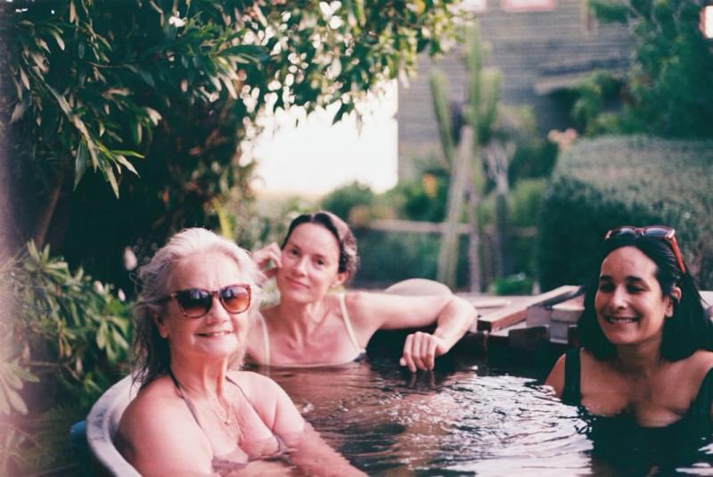 Paz junto a Angela Prieto y su madre | Crédito: Instagram Paz Ramírez