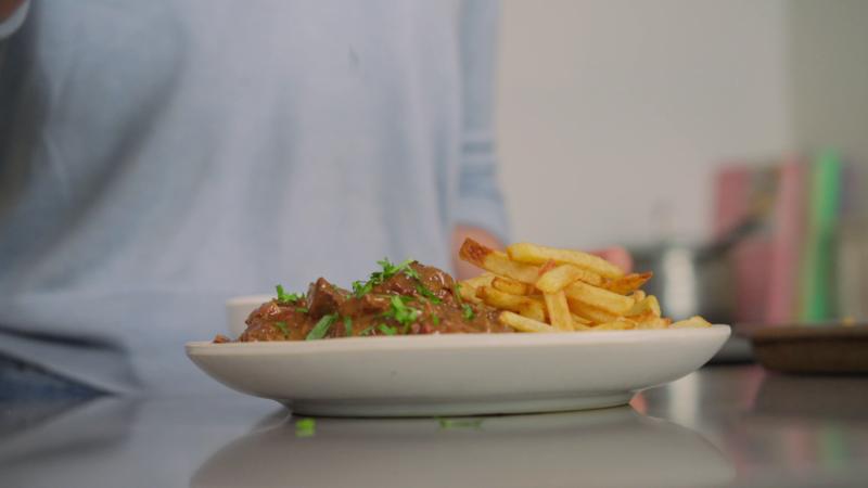 Lorena Salinas prepara carbonnade flamande / 13C
