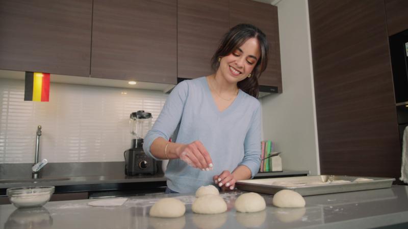 Lorena Salinas prepara pistolet, pan tradicional de Bélgica