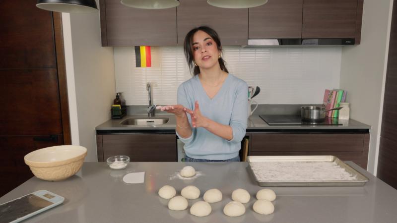 Lorena Salinas prepara pistolet, pan tradicional de Bélgica