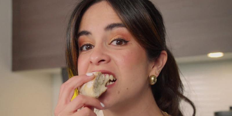 Lorena Salinas prueba pistolet, pan tradicional de Bélgica