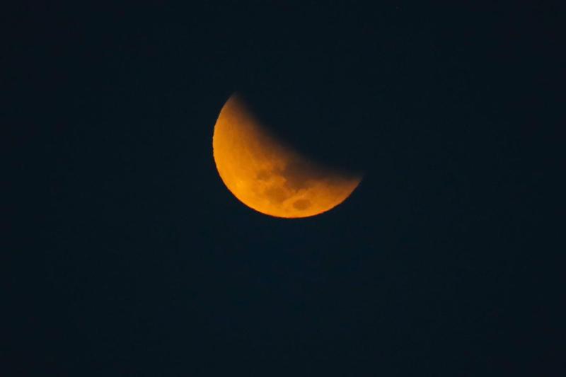 Eclipse lunar parcial se verá HOY en Chile - Aton.