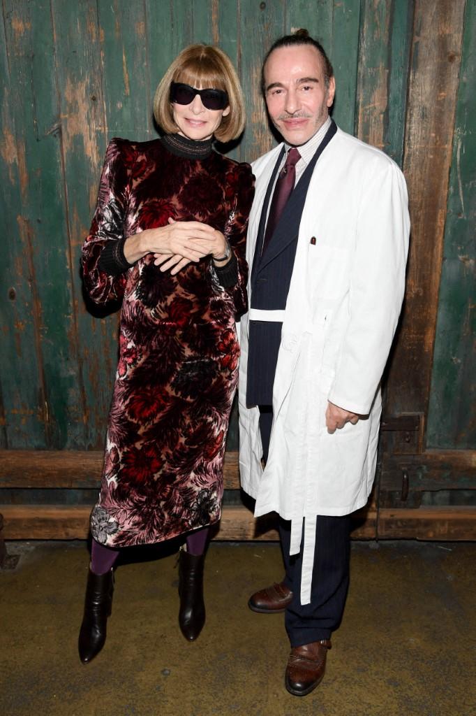 Anna Wintour junto a John Galliano en Vogue's Forces of Fashion Conference at Milk Studios 2017 | Crédito: AFP