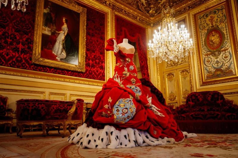 Vestido creado por John Galliano para la casa de moda Christian Dios en la colección Haute Couture 2005 expuesta en "Louvre Couture, Art and Fashion: striking pieces" en el Museo del Louvre en París, 2005 | Crédito: AFP