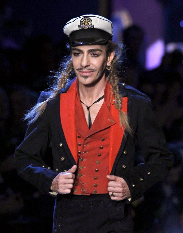 John Galliano durante la pasarela primavera/verano 2011 de Christian Dior | Crédito: AFP
