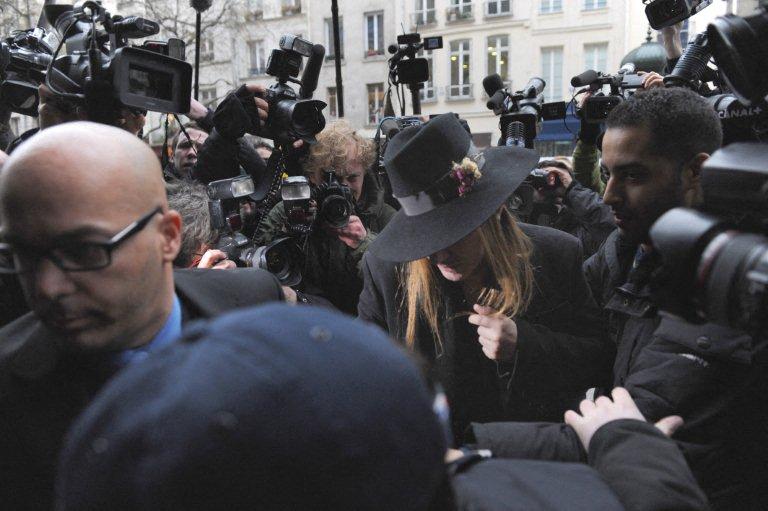 Llegada de Galliano a la comisaría en Francia tras viralizaición de video donde dijo que amaba a Adolf Hitler | Crédito: AFP