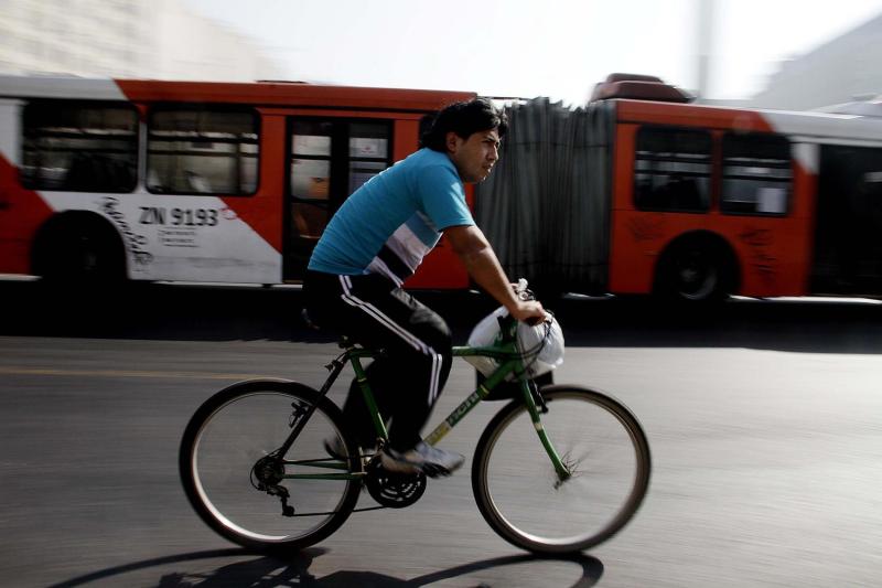 Ciclista en la calle / Agencia UNO