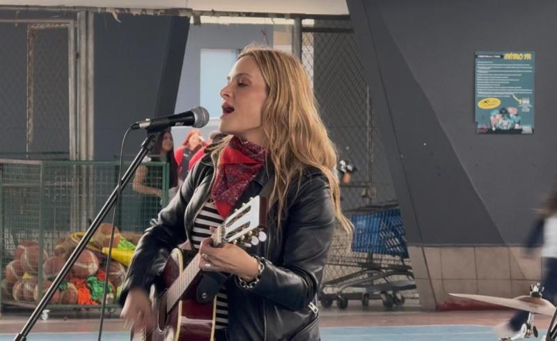 Nicole sorprende a estudiantes del Colegio Alicante del Valle en Puente Alto en el Día del Rock Chileno.