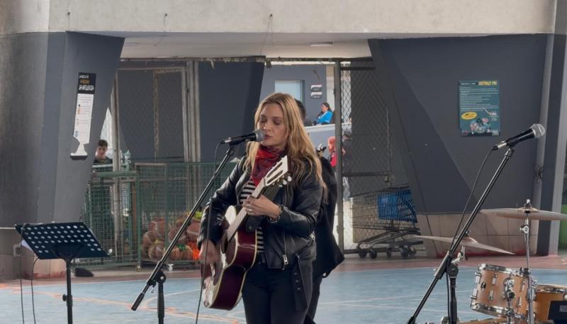 Nicole sorprende a estudiantes del Colegio Alicante del Valle en Puente Alto en el Día del Rock Chileno.