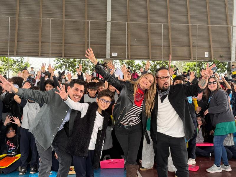 Nicole sorprende a estudiantes del Colegio Alicante del Valle en Puente Alto en el Día del Rock Chileno.