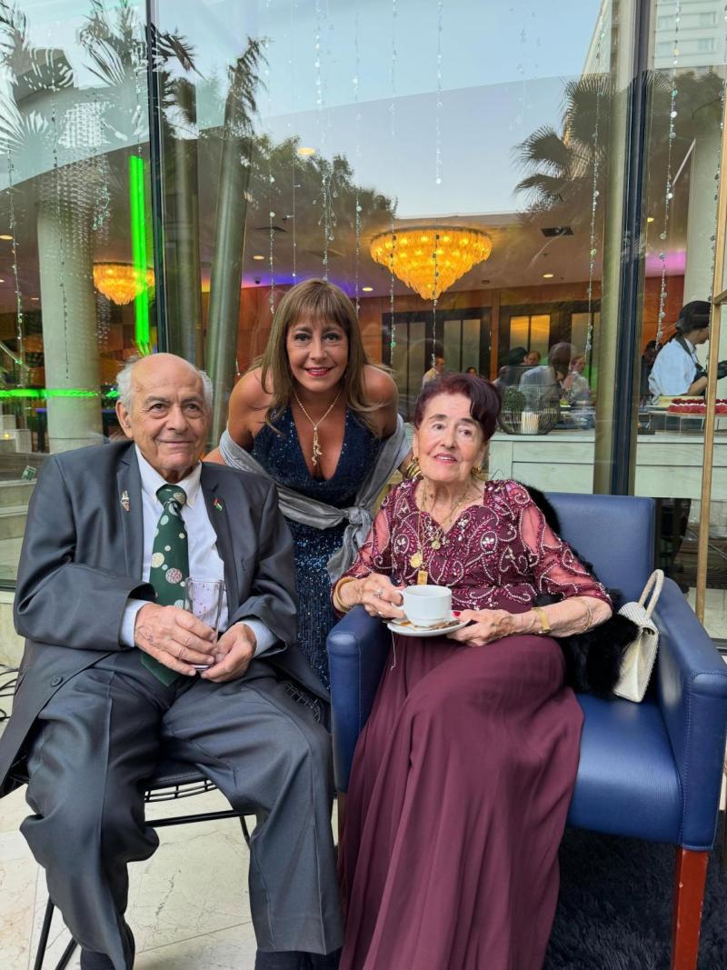 Helhue Sukni junto a sus padres | Crédito: Instagram Helhue Sukni