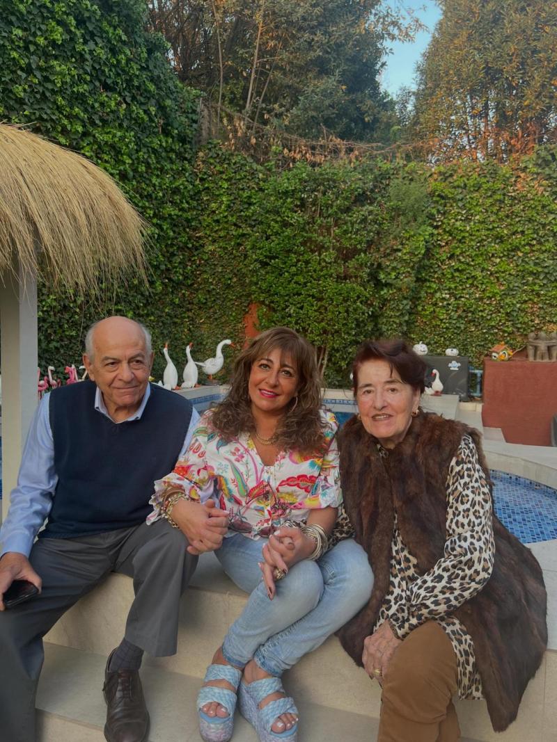 Helhue Sukni junto a sus padres | Crédito: Instagram Helhue Sukni