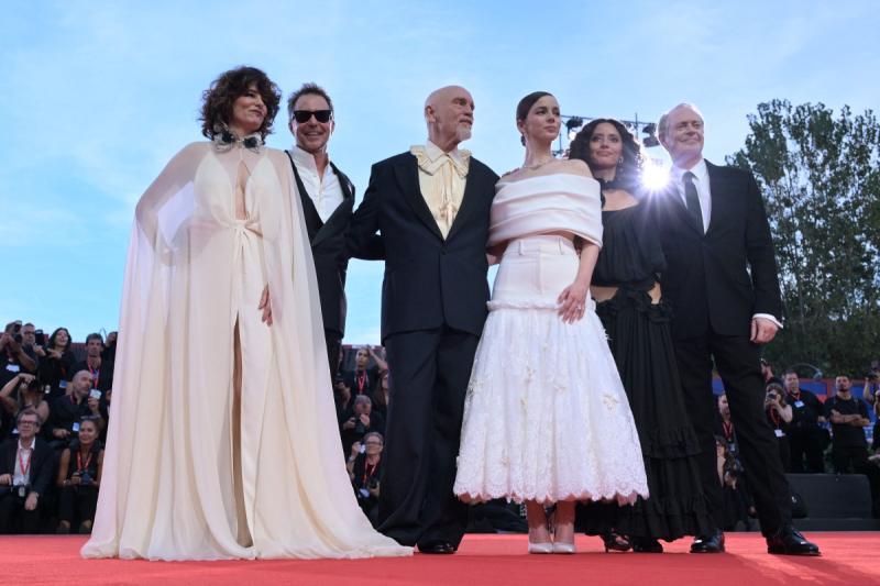 Mariana di Girolamo junto al elenco de Wild Horse Nine en Venecia | Crédito AFP