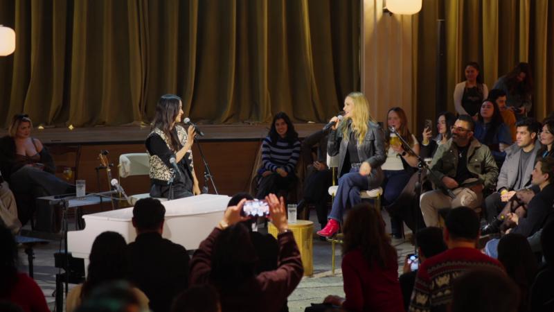 Julieta Venegas y Nicole / 13C