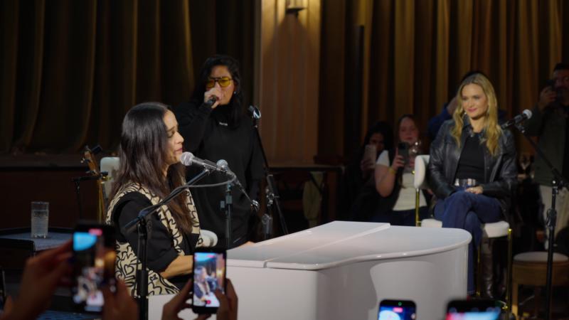 Julieta Venegas y Ana Tijoux interpretan “Eres para mí” / 13C