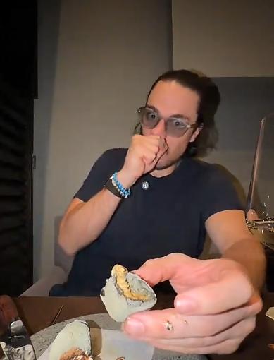 "El Arturito" probando el pan cubierto con hongos.