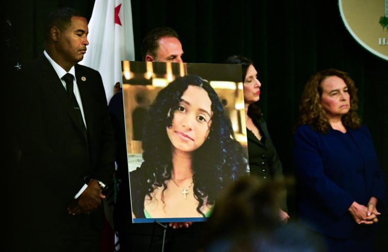 Un retrato de la fallecida Celeste Rivas Hernández se muestra durante una rueda de prensa del fiscal del condado de Los Ángeles, abril 2026 | Crédito: AFP