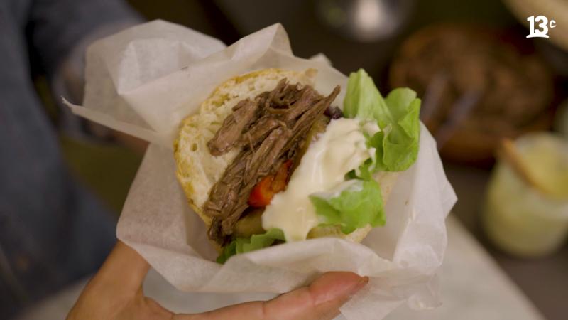 Pollo barriga al estilo ropa vieja en pan ciabatta / 13C