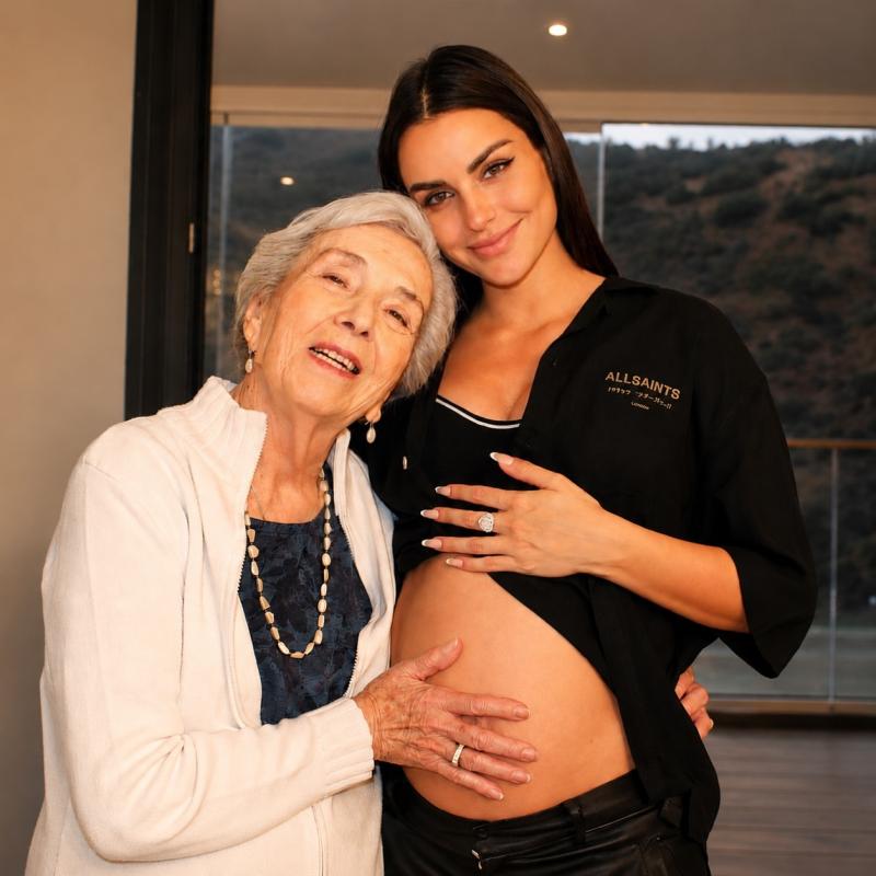 Emilia Dides y su abuela - Instagram @emiliadides