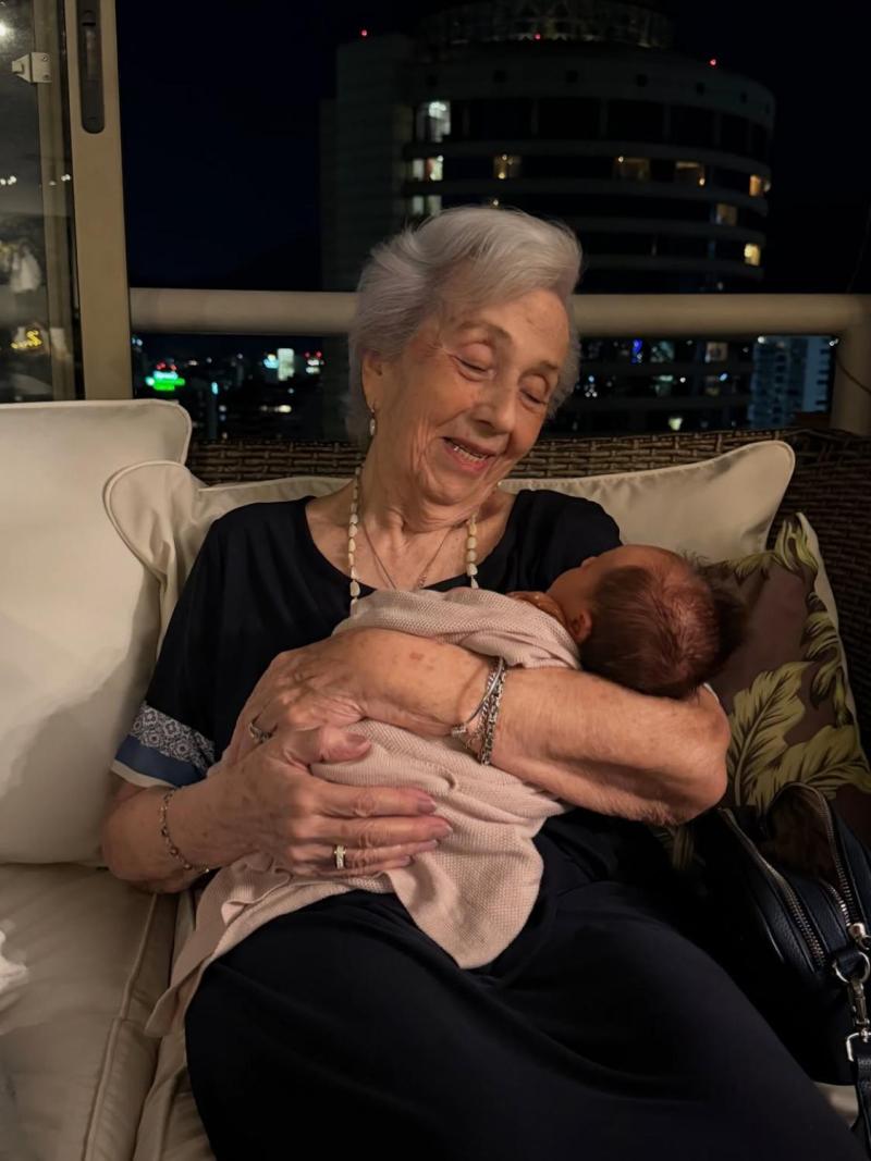 Abuela de Emilia Dides con la pequeña bebé