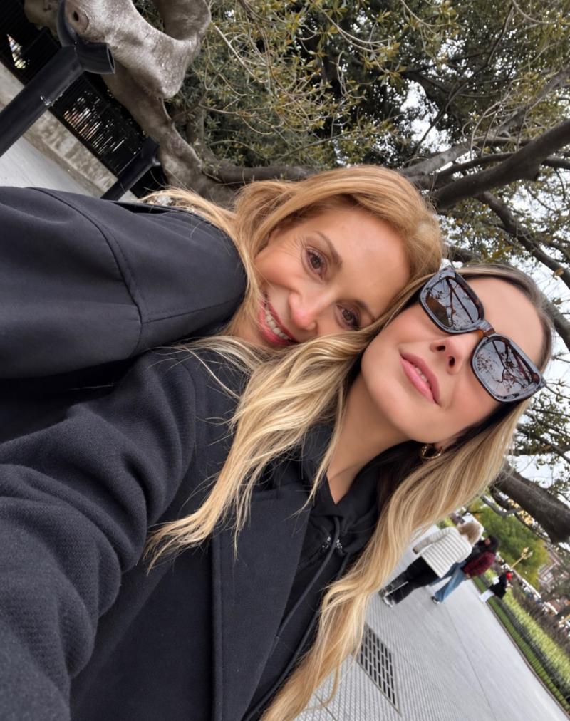 Karen Doggenweiler junto a su hija| Crédito: Instagram @karendtv