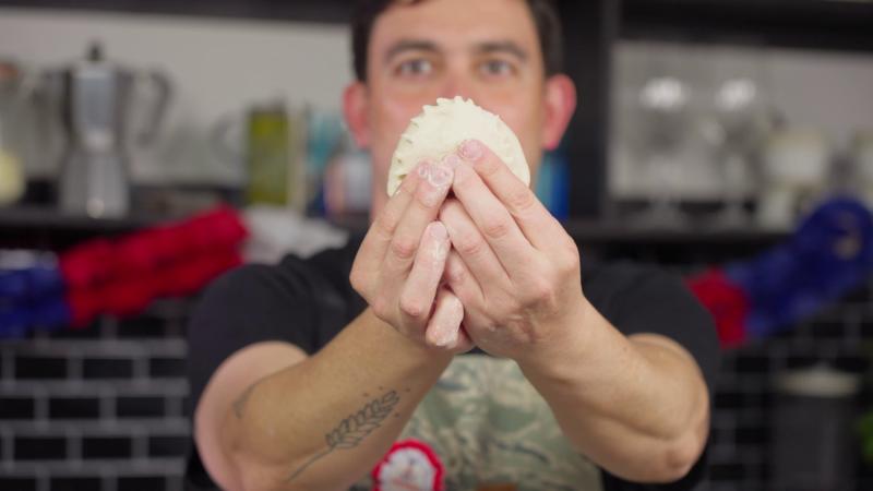 Nicolás Guzmán prepara marraqueta coronada / 13C