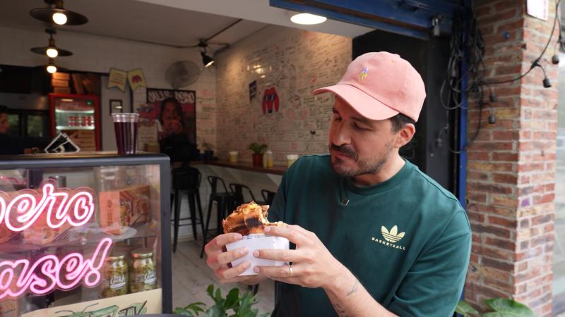 Eliseo Mella prueba sándwich de Perritos Chao / 13C