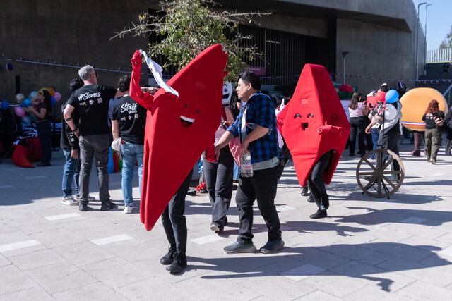 Los corpóreo del Metro de Santiago / Agencia Uno