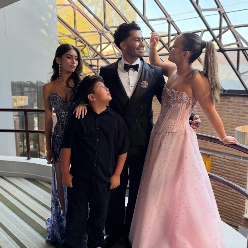 Luis Jiménez junto sus hijas Raffaella e Isidora y Jesús | Crédito: Instagram @luisjimenezok