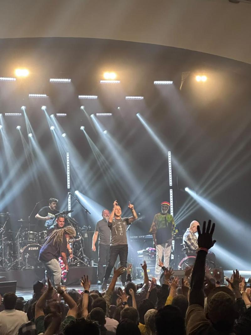 Una noche de pura alegría: Os Paralamas do Sucesso celebró sus grandes clásicos en el Teatro Nescafé de las Artes.