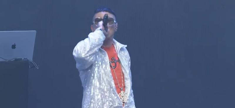 El cantante Sinaka durante su show.