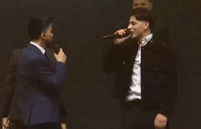 Padre e hijo compartieron en el escenario.