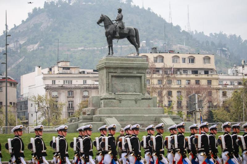 Agencia uno - César Antonio Santis reapareció en la Parada Militar 2026