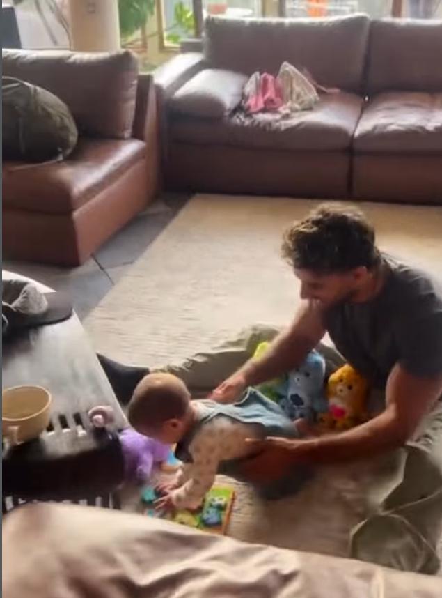 Austin jugando con la bebé Alanna - Instagram @austinpalaoc